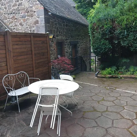 Gite Garden For 3 * Orcival